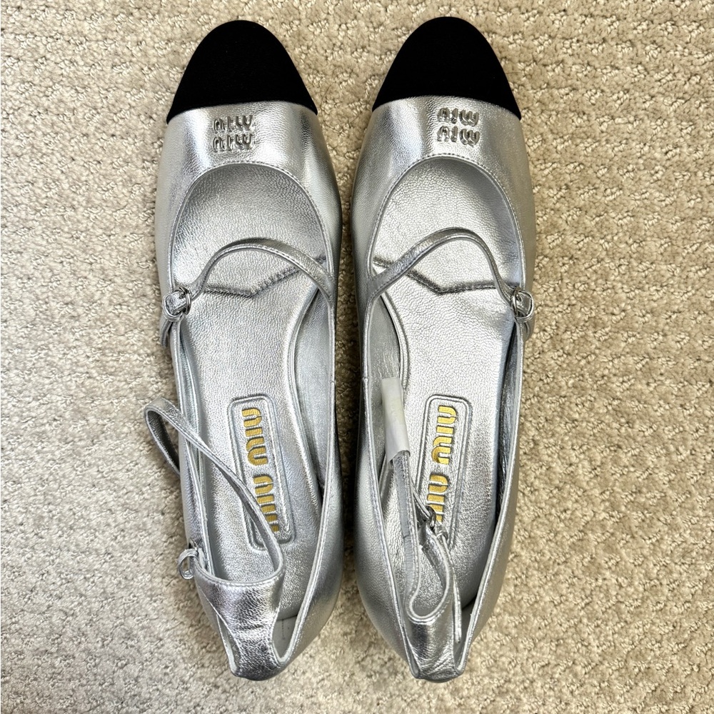 Miu Miu Low Heeled Two-Toned Pumps